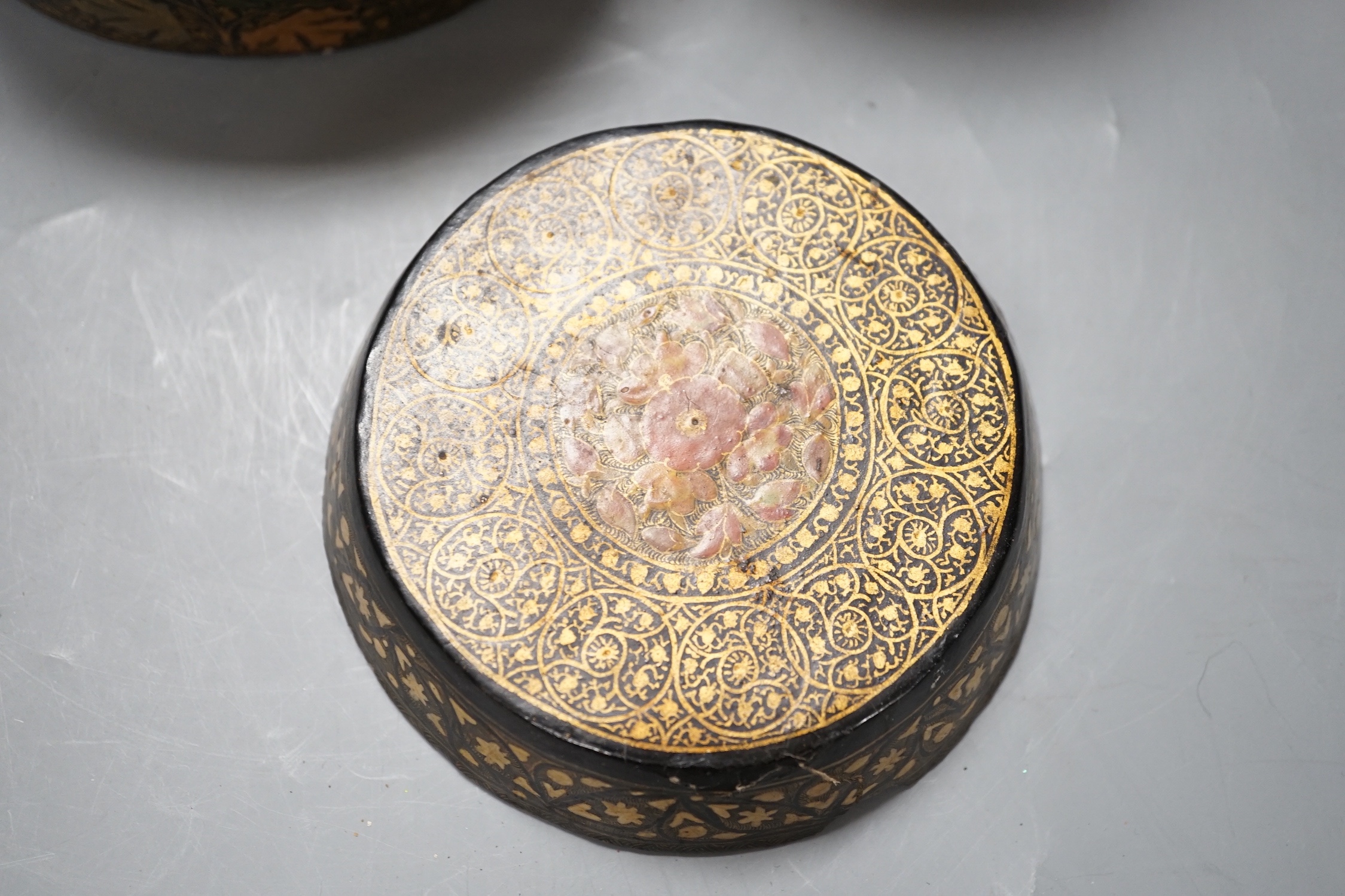 Mixed decorative Oriental and Indian lacquer wares, the barrel shaped jar 15.5cm